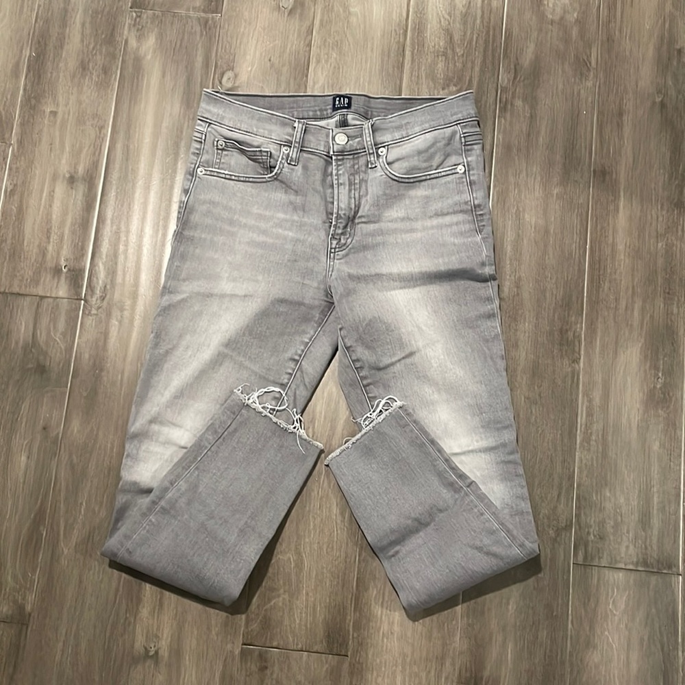 Woman’s gap true skinny jeans - size 6